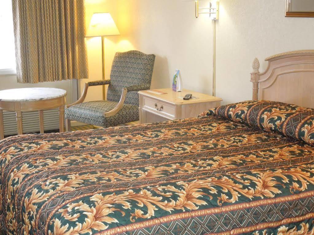 Red Roof Inn Fredericksburg North Extérieur photo