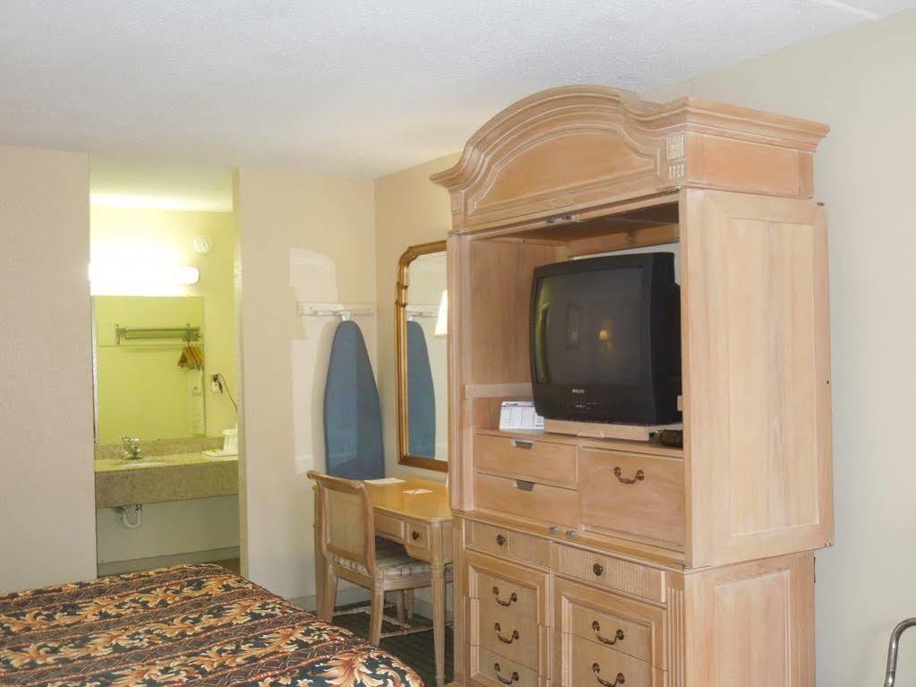 Red Roof Inn Fredericksburg North Extérieur photo