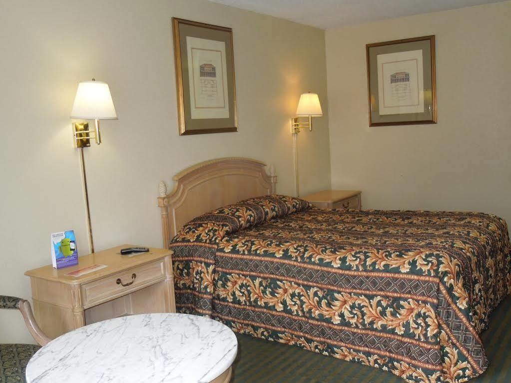 Red Roof Inn Fredericksburg North Extérieur photo