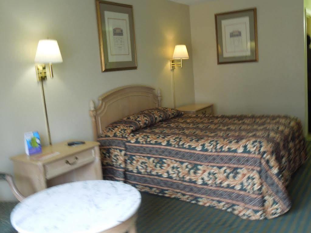 Red Roof Inn Fredericksburg North Extérieur photo