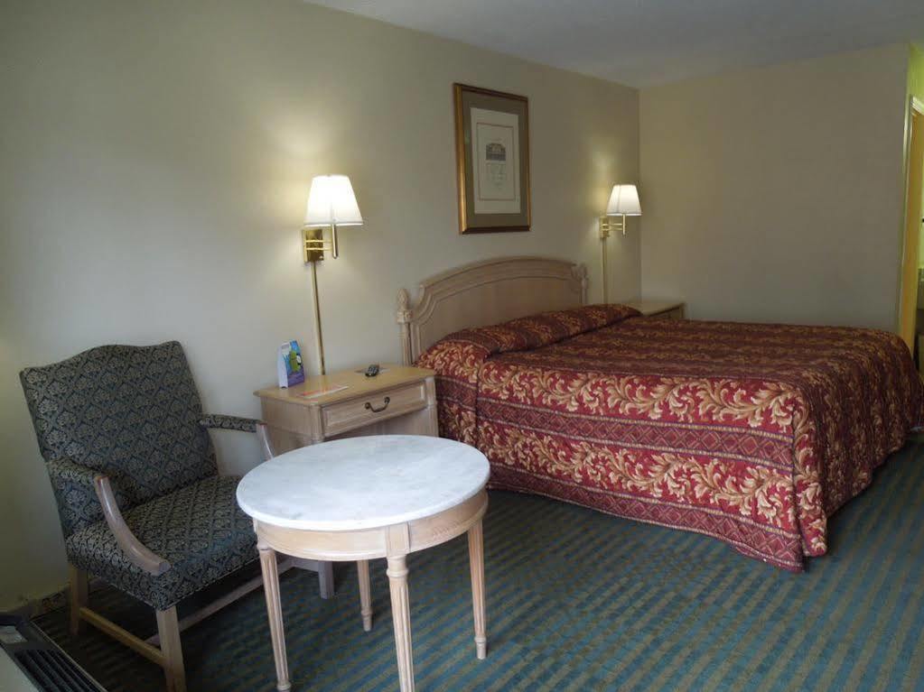 Red Roof Inn Fredericksburg North Extérieur photo